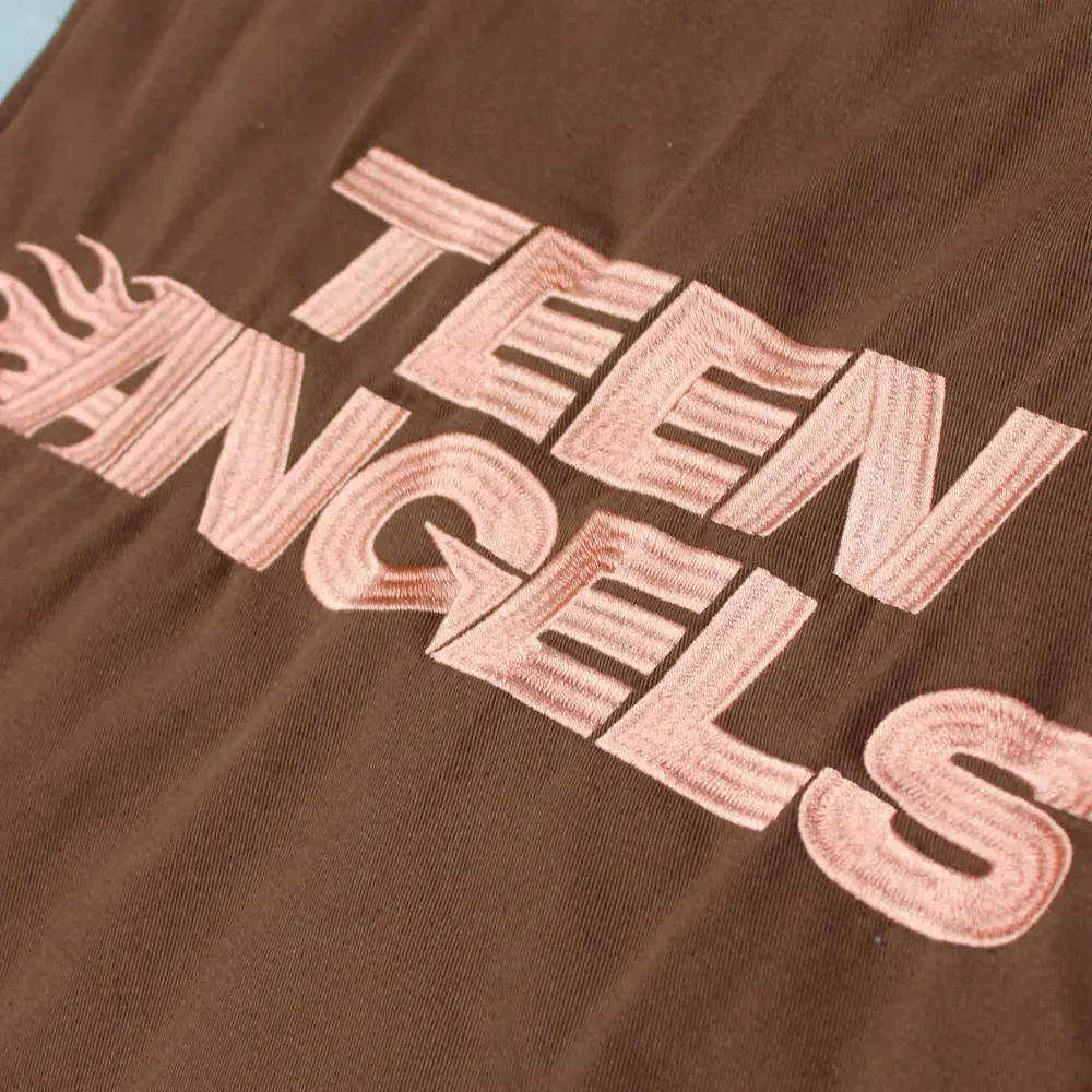 Detalle del bordado del chaleco de TEEN ANGELS conocido como VEST HILLS